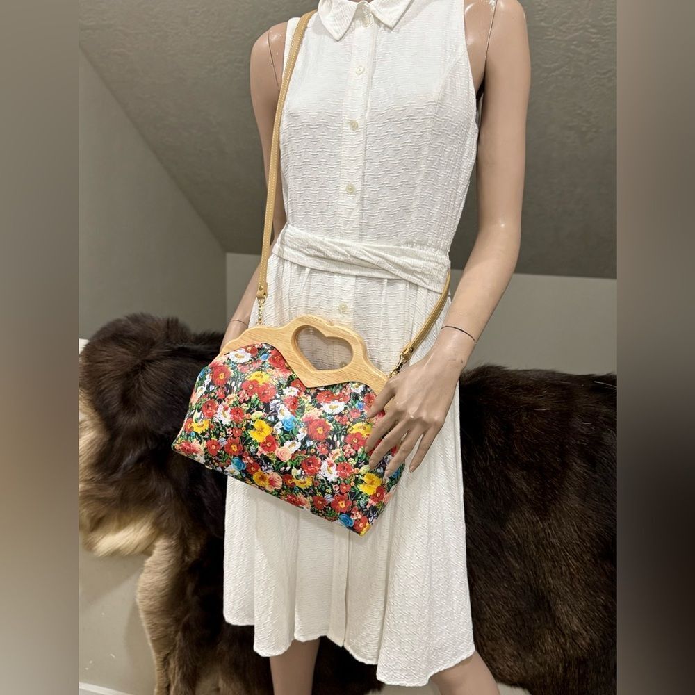 Large Genuine Leather Floral Printed with Chic Heart Shaped Wooden Frame Bag - Picture 8 of 12
